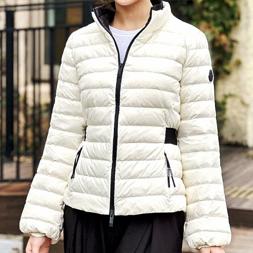 Moncler 베레리 핏 앤 플레어 숏 다운 재킷