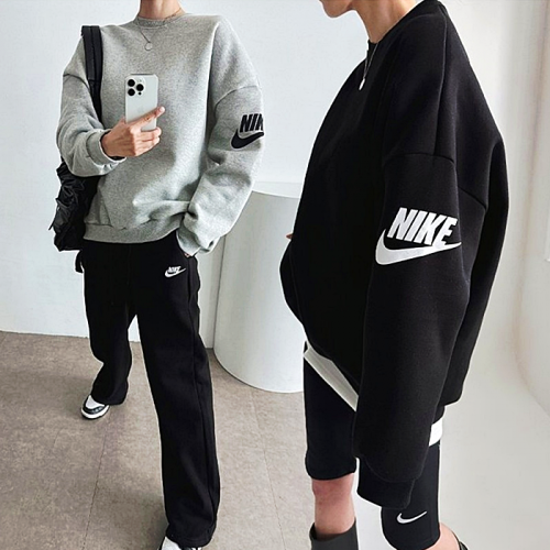 NIKE 팔 스우시 기모 맨투맨