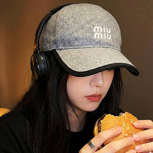 MIUMIU 베이직 모직 자수로고 볼캡