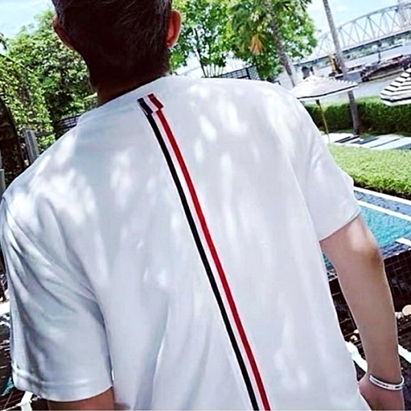 THOM BROWNE 센터백 절개 티셔츠