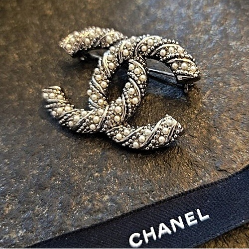 CHANEL 진주 꼬임 브로치