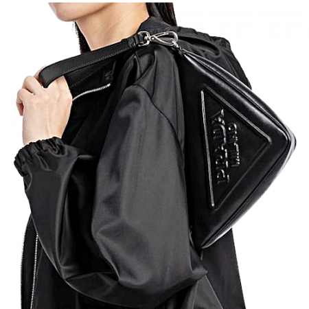 프라다 PRADA 트라이앵글 가죽 파우치 백-블랙