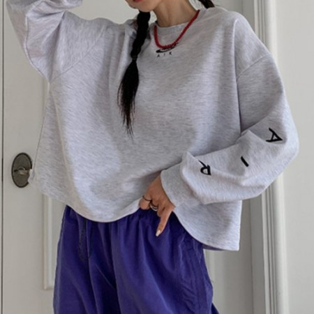 NIKE  세미 크롭 맨투맨