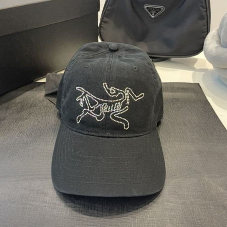 Arcter*x   큐빅 시그니처 로고  모자