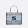 Dior Book Tote 미디엄 백 - 페일 블루 & 블랙 Miss Dior Graffiti 자수