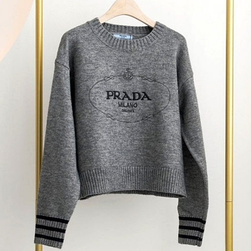 PRADA 자수로고 캐주얼 라운드 니트