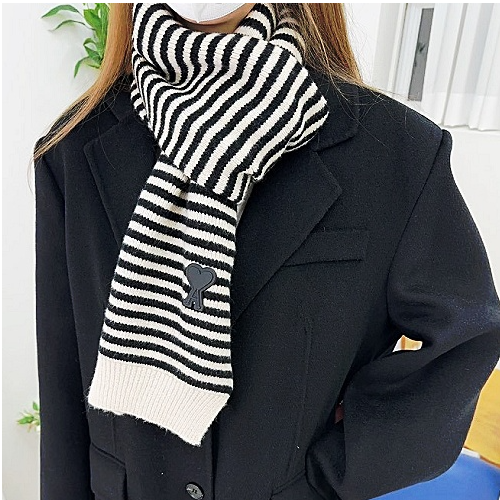 AMI 러버 패치 울 머플러