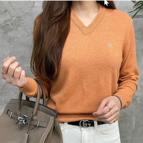 버*리 브이넥 자수니트